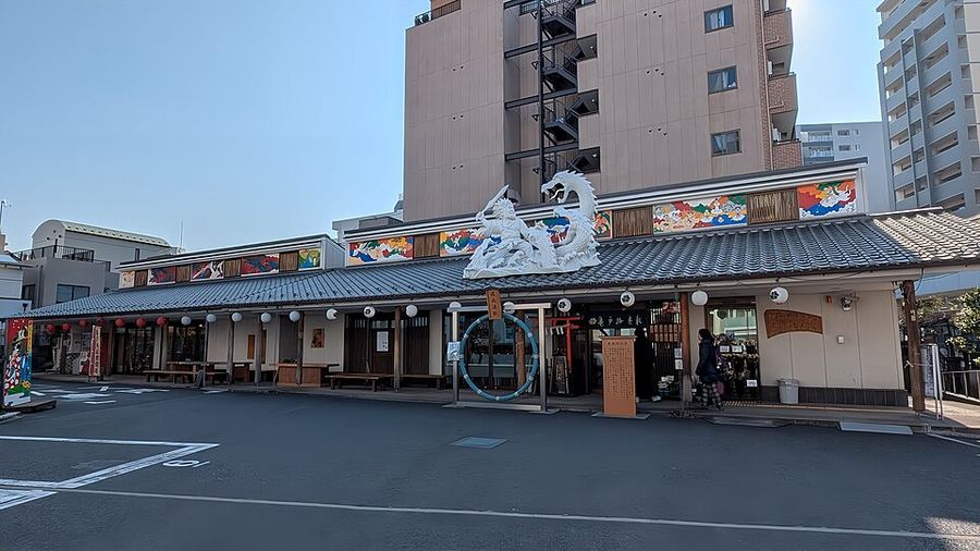 梅屋敷跡の碑(北十間川沿い) / 亀戸梅屋敷(観光施設)の現在の様子